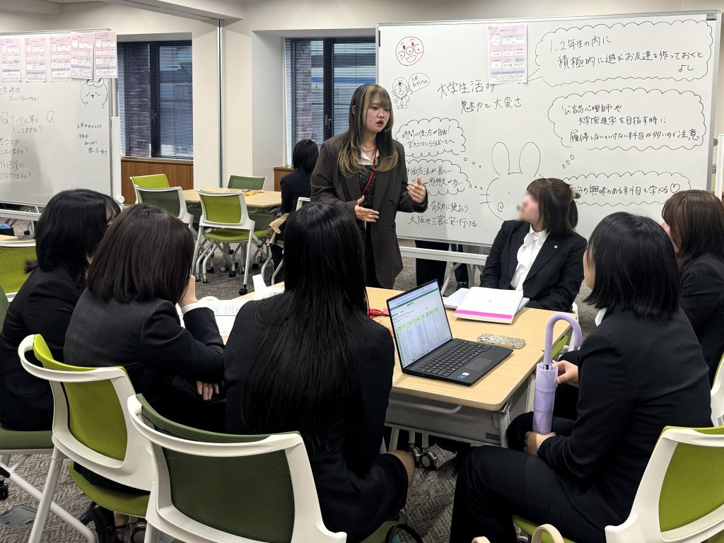 大学生が写っています