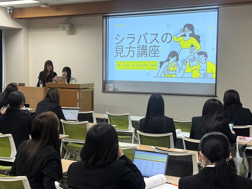 大学生が写っています