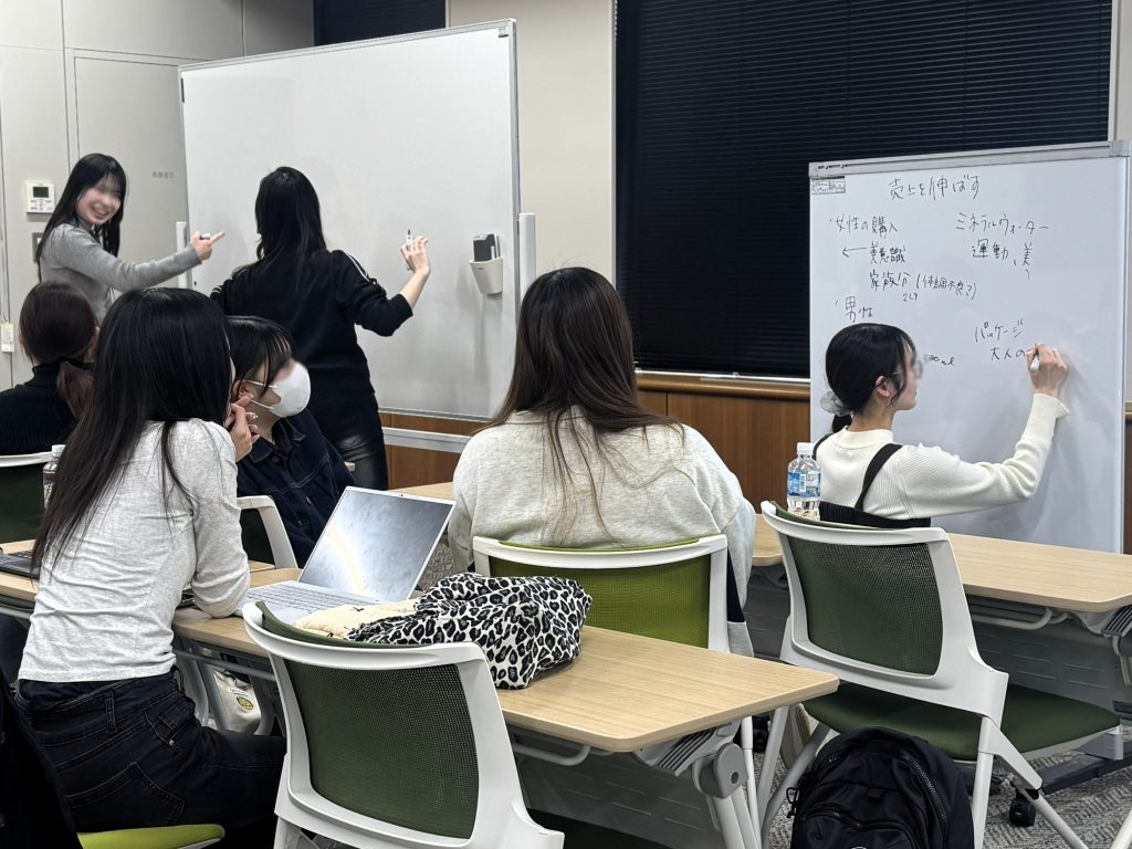 大学生がグループワークに取り組んでいます