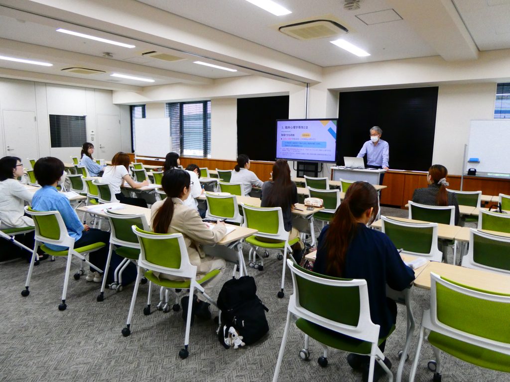 大学教員が学生に説明しています