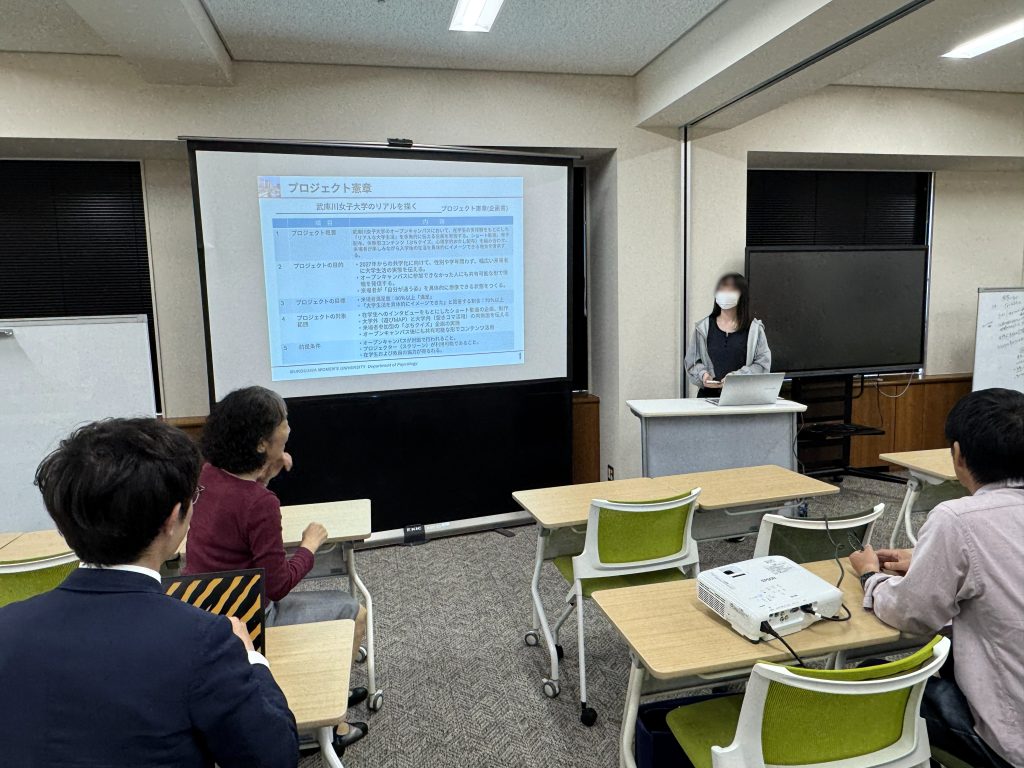 学生がプレゼンテーションをしている