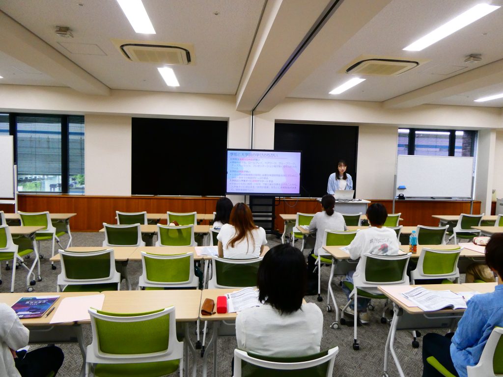 大学院生が話しています