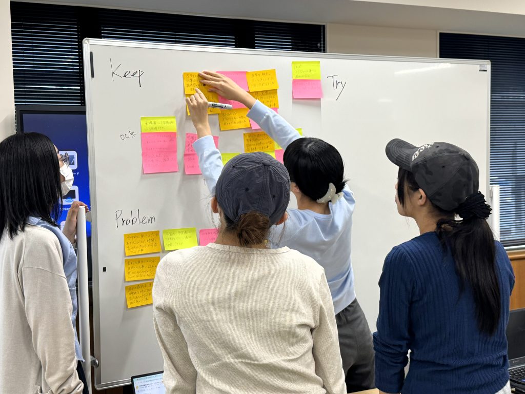 学生が意見を出し合っています
