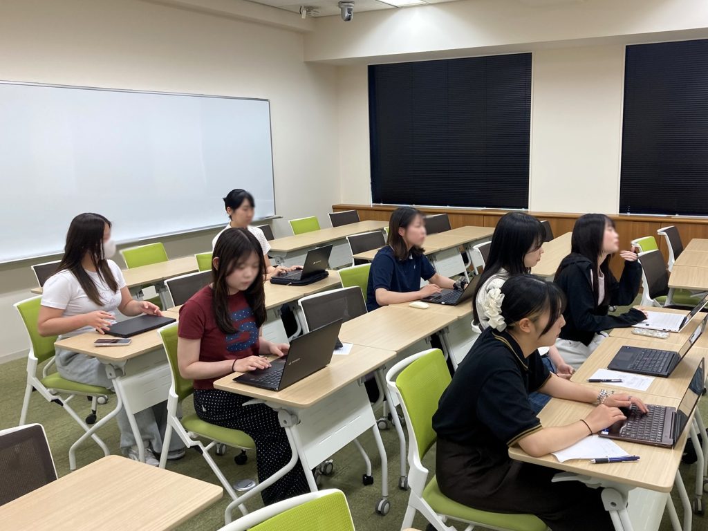 学生が集まっている