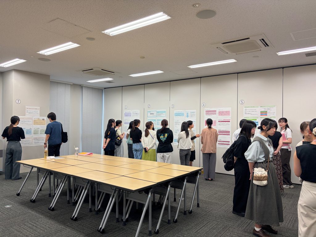 ポスター発表をしている様子