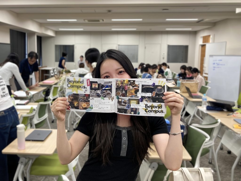 学生がパンフレットをもっている