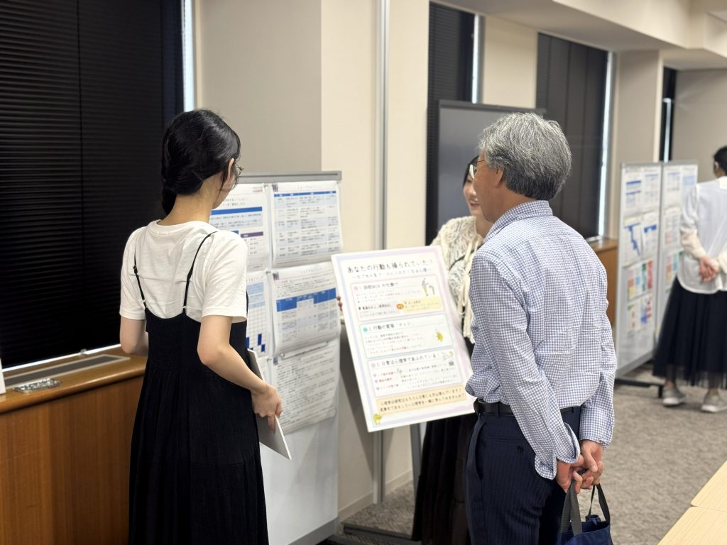 学生がポスター発表をしています