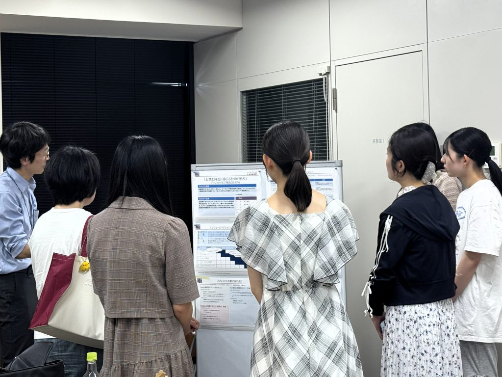 学生がポスター発表をしています