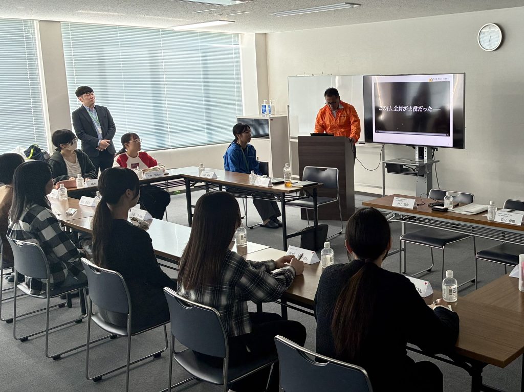 学生相手に講義している