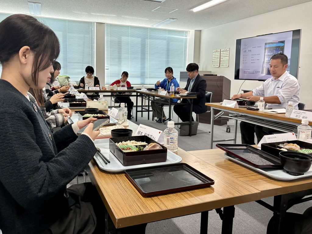 弁当を食べる人たち