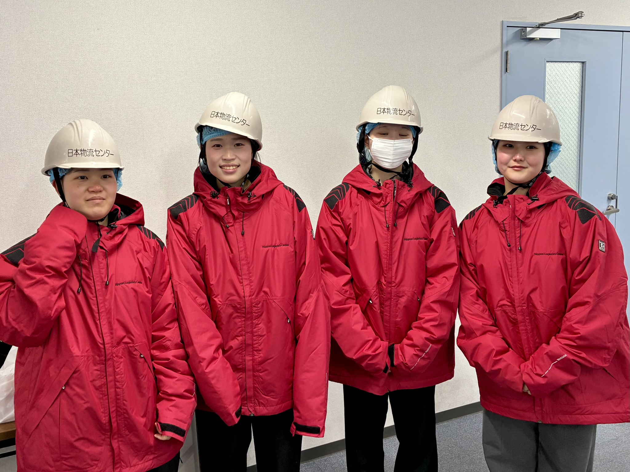 ヘルメットを被った学生たち